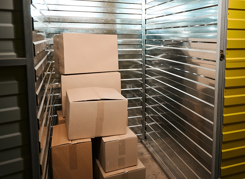 Guardamuebles con cajas dentro.
