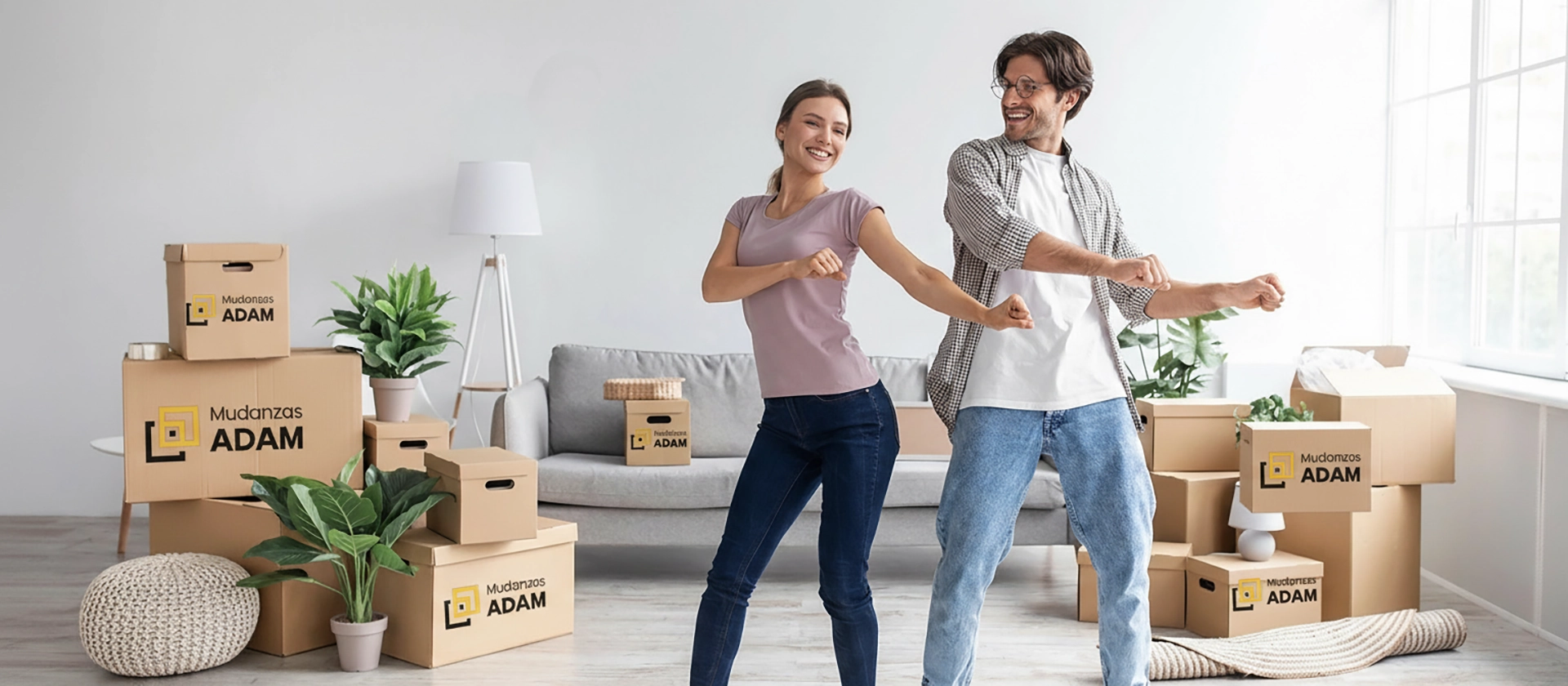 Una pareja bailando en el salón después de una mudanza.